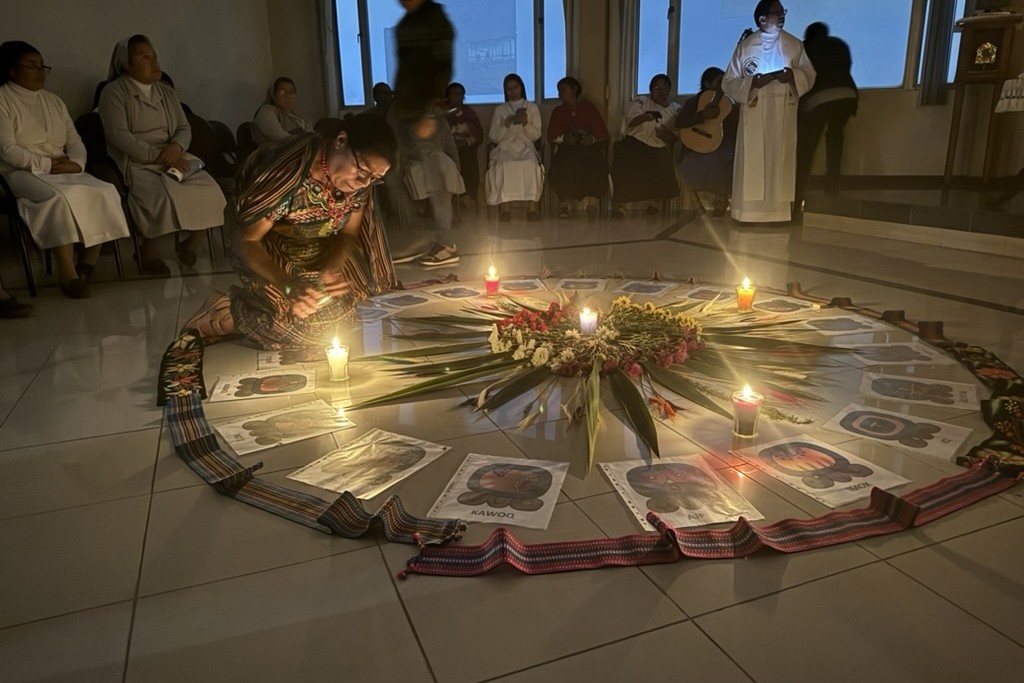 Basilia Aguilón Mendoza anima una ceremonia maya durante la apertura del Seminario de Vida Consagrada Indígena en Quito, Ecuador, del 27-29 de septiembre de 2024. (Foto: GSR/Helga Leija)