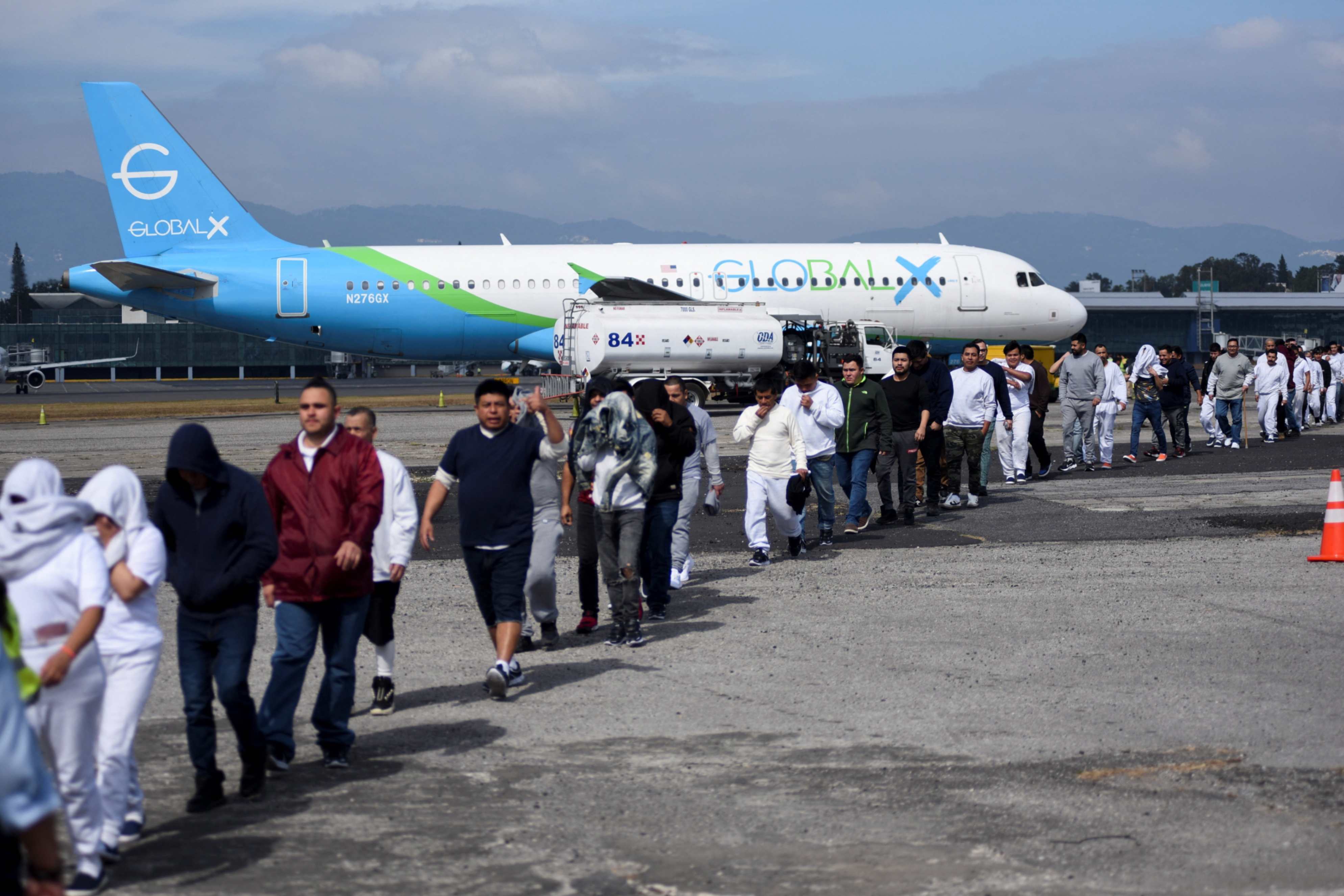 Migrantes guatemaltecos deportados de EE. UU. bajo la administración del presidente Donald Trump llegan a la Base Aérea La Aurora en Ciudad de Guatemala el 27 de enero de 2025, en un vuelo procedente de EE. UU. Una nueva encuesta de la Facultad de Derecho de Marquette publicada el 2 de abril reveló que la percepción pública de las políticas de la administración Trump es mixta, ya que solo el 42 % de los ciudadanos estadounidenses mayores de edad afirma que el país va en la dirección correcta. (Foto: OSV New
