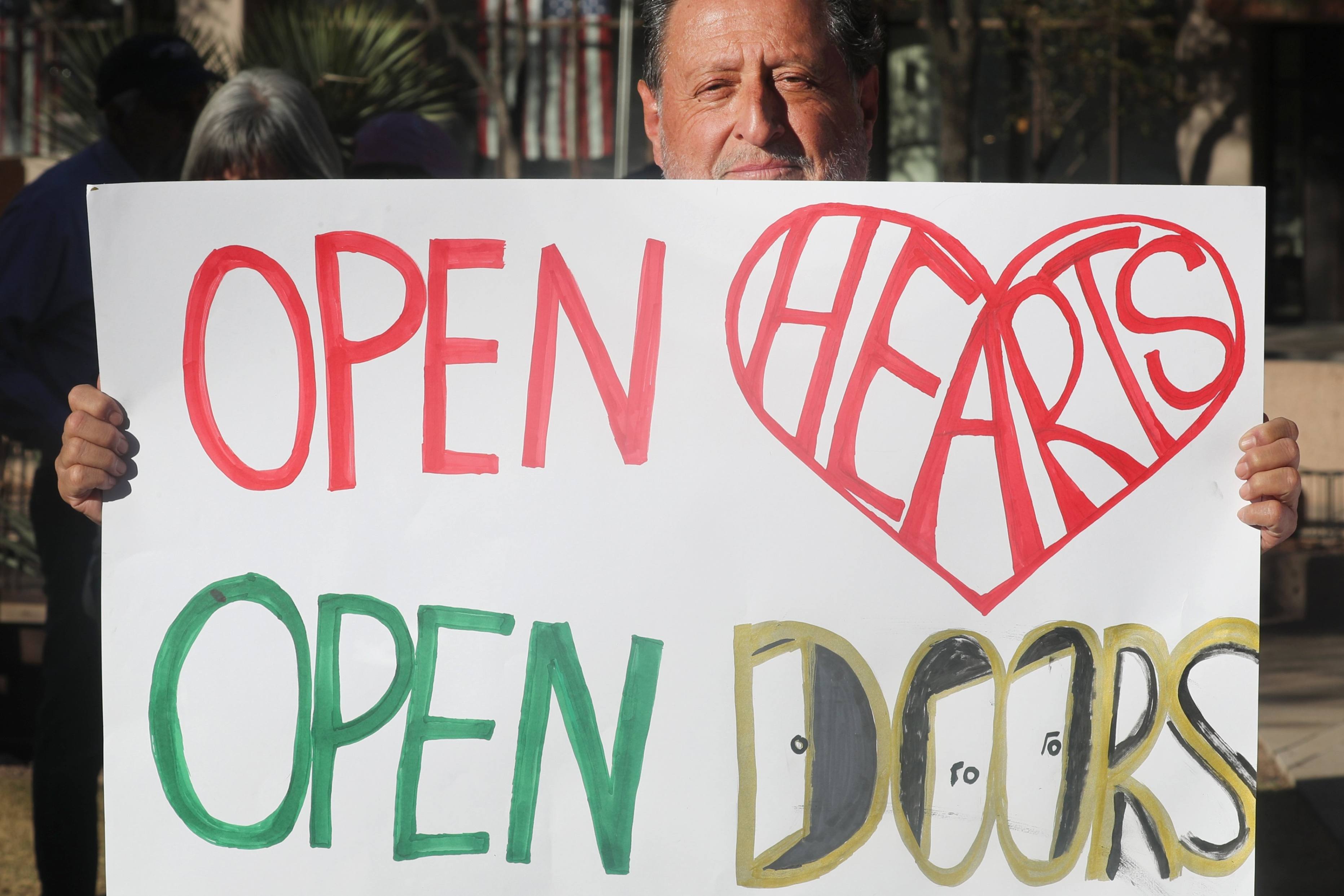 Un hombre sostiene un cartel mientras Mark J. Seitz, obispo de El Paso, Texas, encabeza una manifestación y marcha en la plaza de San Jacinto en El Paso el 24 de marzo de 2025 contra las deportaciones masivas por parte del gobierno de EE. UU. (Foto: OSV News/Bob Roller)