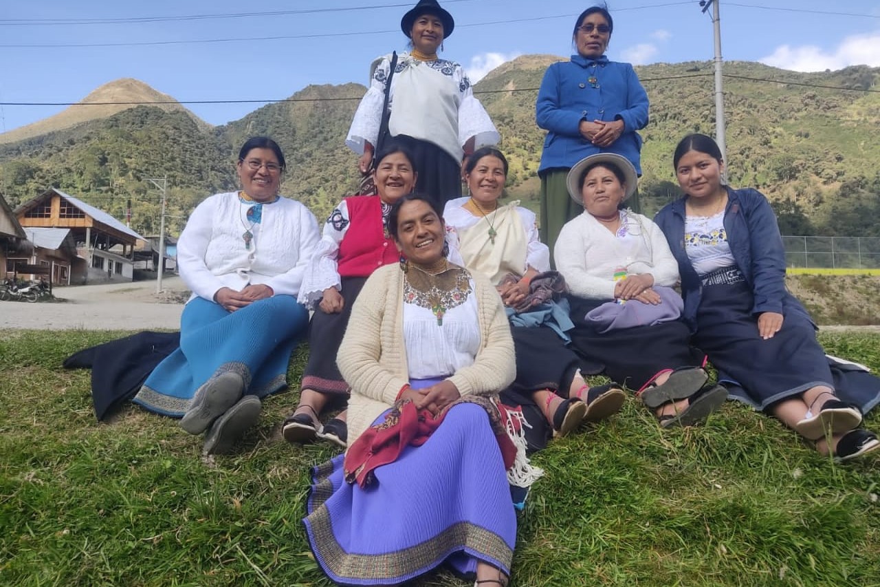 Integrantes de la Congregación Ayllu Guadalupac Misioneracuna en Otavalo, Ecuador. De izquierda a derecha, fila superior: Hnas. Cecilia Perugachi y Mariana Lechón. Fila central: Hnas. Anita Bedón, Isabel Andrango Cepeda, Carmen Tixi y Jenny Castañeda. Al frente: Hna. Delia María Albatabango. (Foto: cortesía Congregación Ayllu Guadalupac Misioneracuna)
