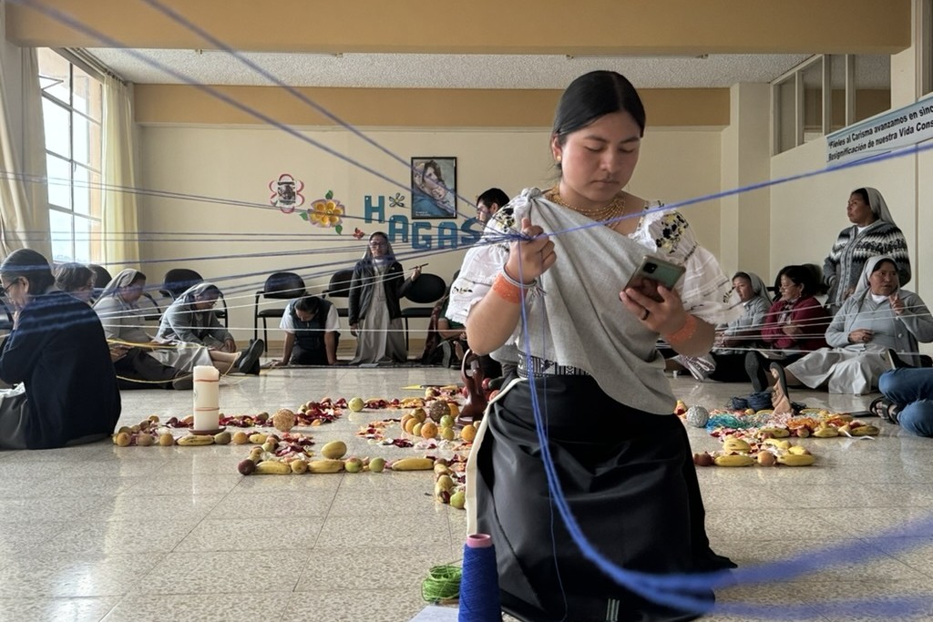 Sr. Jenny Casteñeda weaving