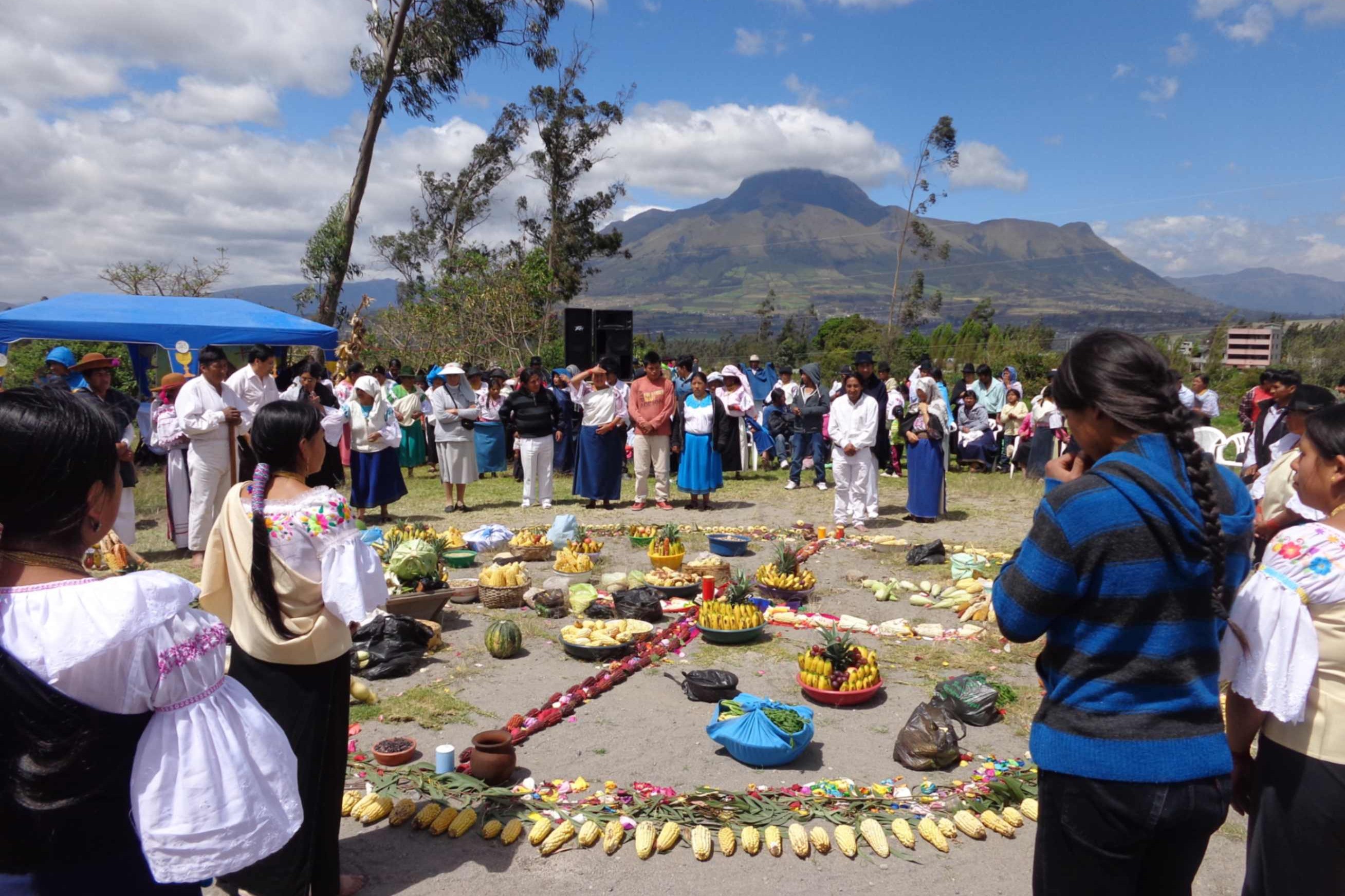 Una celebración inculturada en un lugar sagrado de la pastoral reúne a la comunidad con los cuatro elementos que simbolizan la unión de pueblos de diferentes regiones. (Foto: cortesía Congregación Ayllu Guadalupac Misineracuna)
