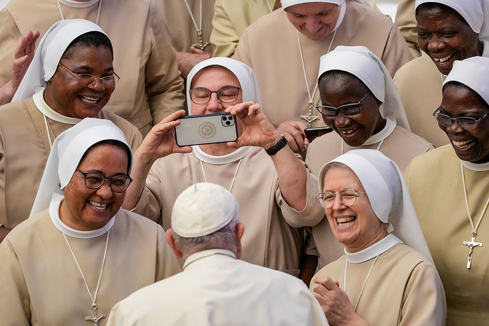 El papa Francisco se reúne con un grupo de monjas durante su audiencia general semanal en el Aula Pablo VI del Vaticano el 30 de agosto de 2023. (Foto: AP/Andrew Medichini)