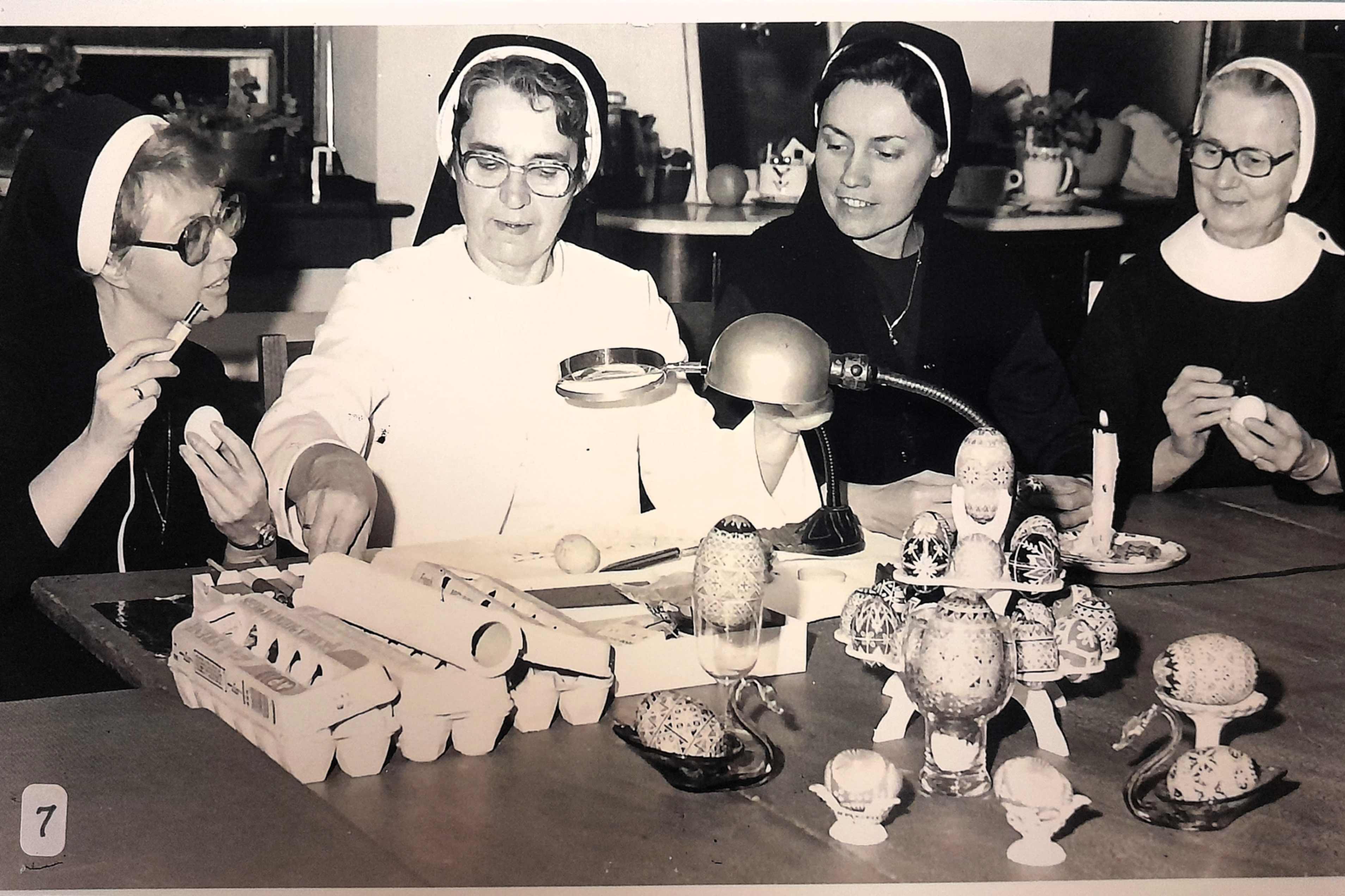Hermanas decoran huevos al estilo ucraniano. (Foto: archivo de la colección de la Sala de Legado Basiliana, cortesía de Hermanas Basilianas de la Provincia Jesús Amante de la Humanidad, EE. UU.)