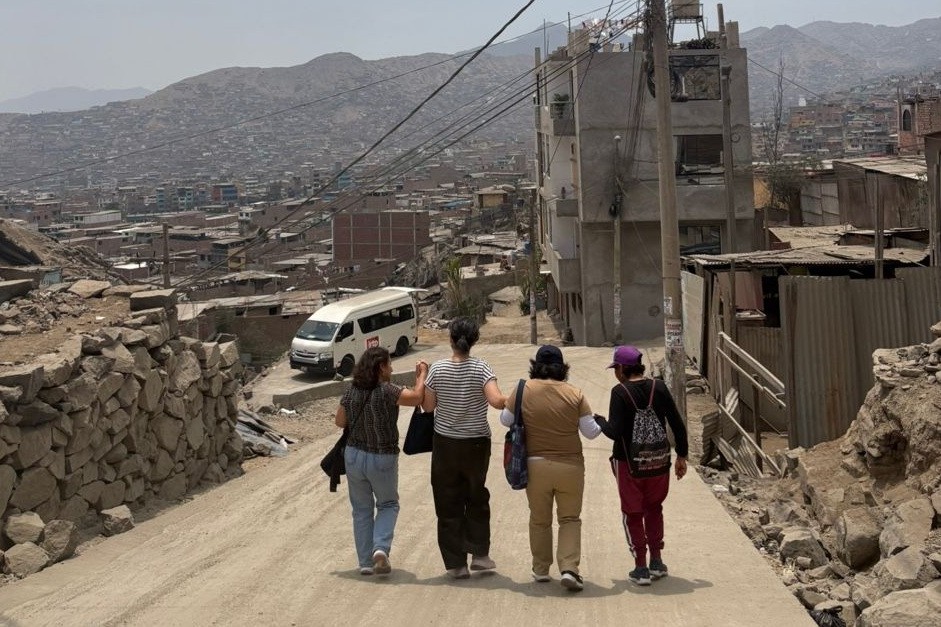De regreso al pueblo, el camino estaba seco y resbaloso, pero para la Hna. Park y el resto de las hermanas fue divertido y seguro cuando se tomaron firmemente de las manos. Confiar unas en otras es una hermosa práctica de la teología de la liberación entre las mujeres de San Juan de Lurigancho, en Lima, Perú. (Foto: cortesía de Sophia Park)