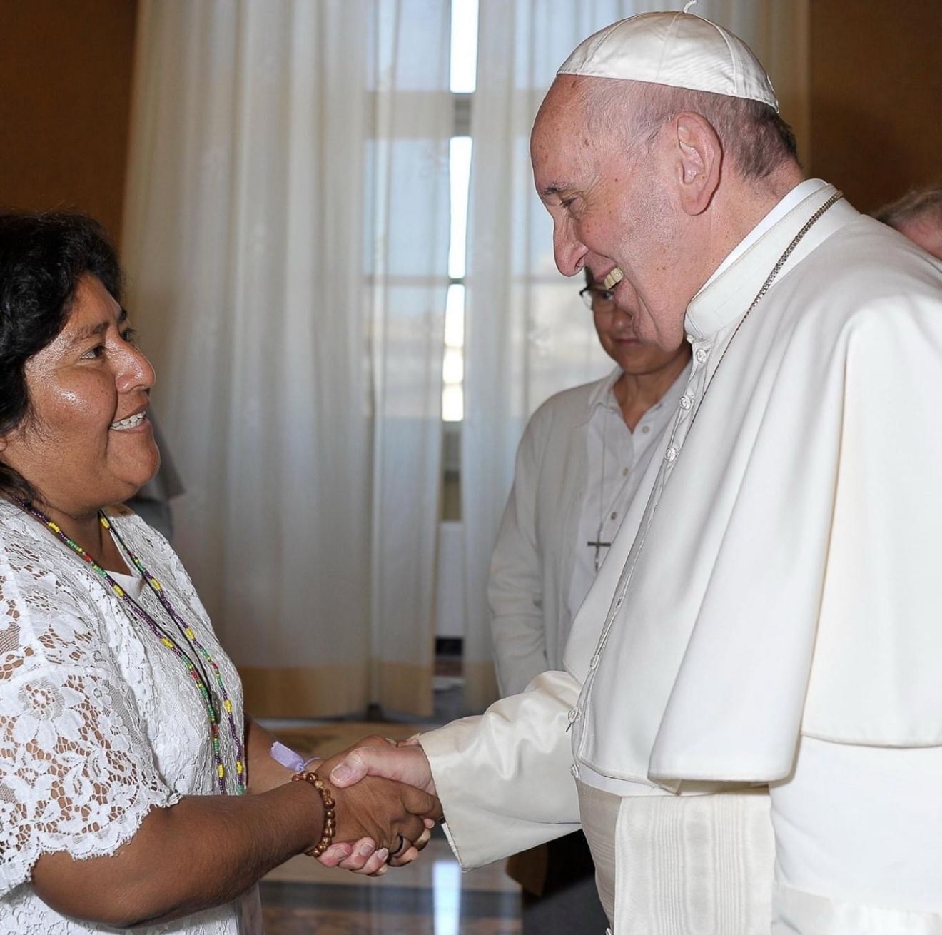 Hna. Ana María Vilca, de la Congregación de las Hermanas de los Santos Nombres de Jesús y María en Perú y coordinadora de la Red Kawsay Perú, en una audiencia del papa Francisco a  los participantes en la 1.ª Asamblea General de Talitha Kum —Red mundial de vida consagrada contra el tráfico de personas—, el 26 de septiembre de 2019.  (Foto: Servicios Vaticanos, cortesía Hna. Ana María Vilca)
