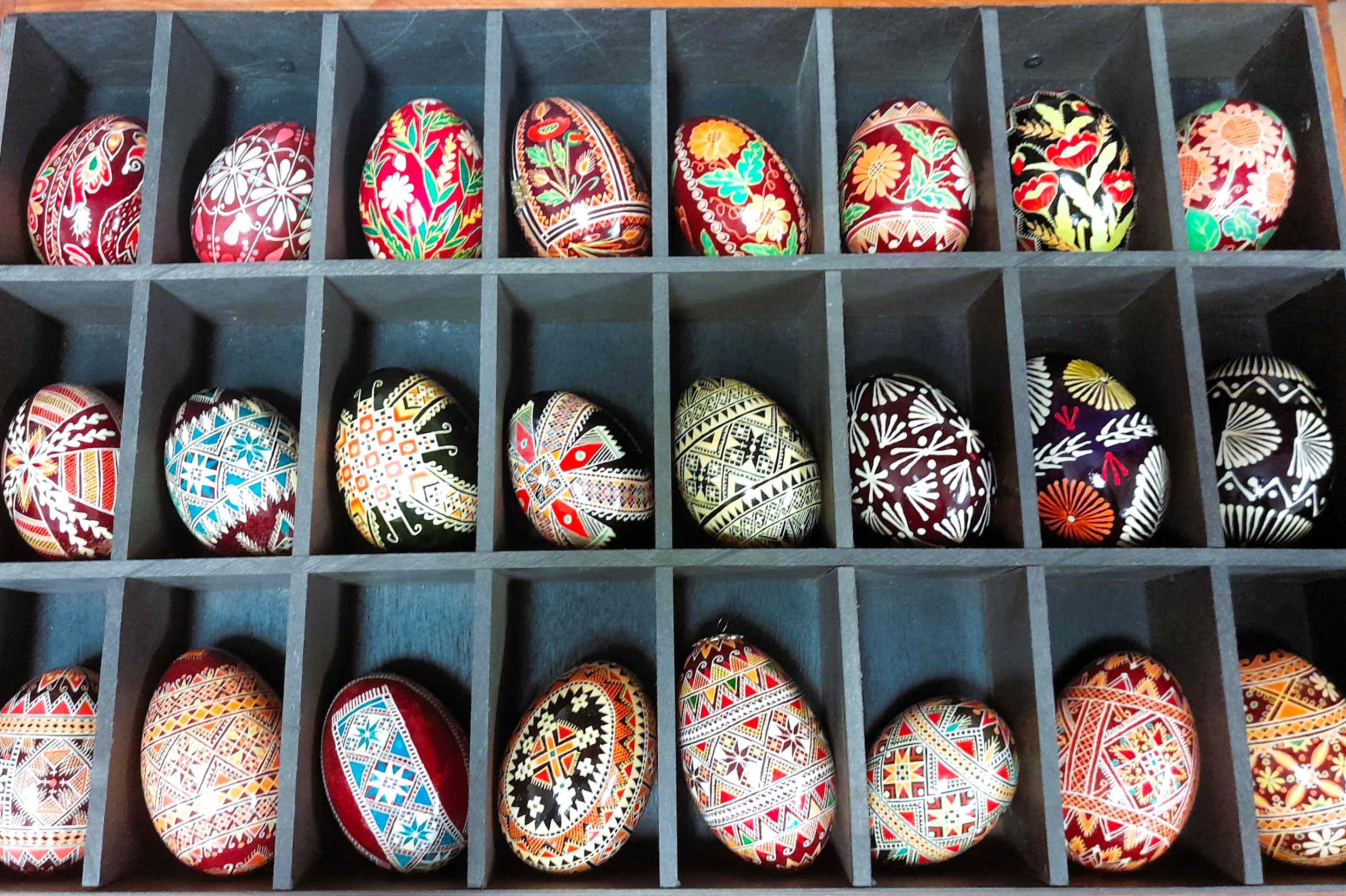 Colección de pysanky ucranianos en la Sala de Legado Basiliana. (Foto: cortesía Hermanas Basilianas de la Provincia Jesús Amante de la Humanidad, EE. UU.)