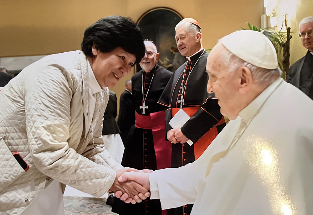 La Hna. María Elena Méndez Ochoa, de las Misioneras Guadalupanas del Espíritu Santo, saluda al papa Francisco en Roma en una audiencia privada para un grupo de hermanas latinoamericanas y un equipo de Extensión Católica el 26 de abril. (Foto: cortesía de María Elena Méndez Ochoa a partir de la foto impresa tomada por el Vaticano)