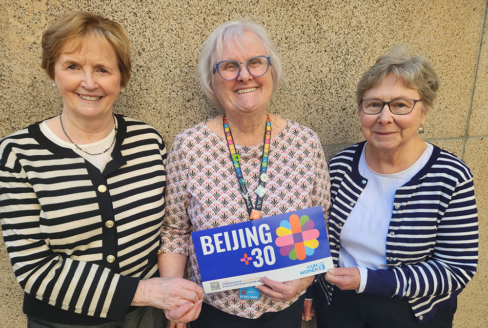 Mostrando el tema de la 69.a CSW —30 años después de la Declaración y Plataforma de Acción de Pekín de 1995— estaban, de izquierda a derecha, la Hna. Jean Quinn, de las Hijas de la Sabiduría, quien dirige Unamina International, el grupo de defensa ante las Naciones Unidas; la Hna. Durstyne Dusty Farnan, quien representa a la Conferencia de Liderazgo Dominico en la ONU; y la Hna. Barbara Bozak, representante ante la ONU de la Congregación de Hermanas de San José. (Foto: GSR/Chris Herlinger)