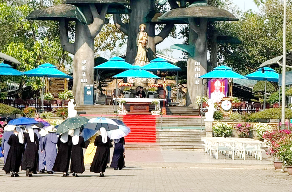  Sisters from Vietnamese congregations gather to pray for Pope Francis