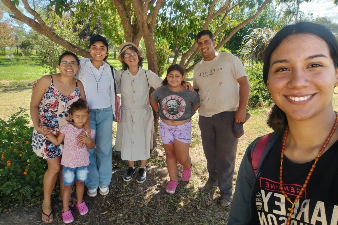 Hna. Nélida, Sol Leiva y Sofía Abregú, quien toma  la foto, junto a una de las familias visitadas en Media Naranja, localidad rural en Argentina. (Foto: cortesía Sofía Abregú)