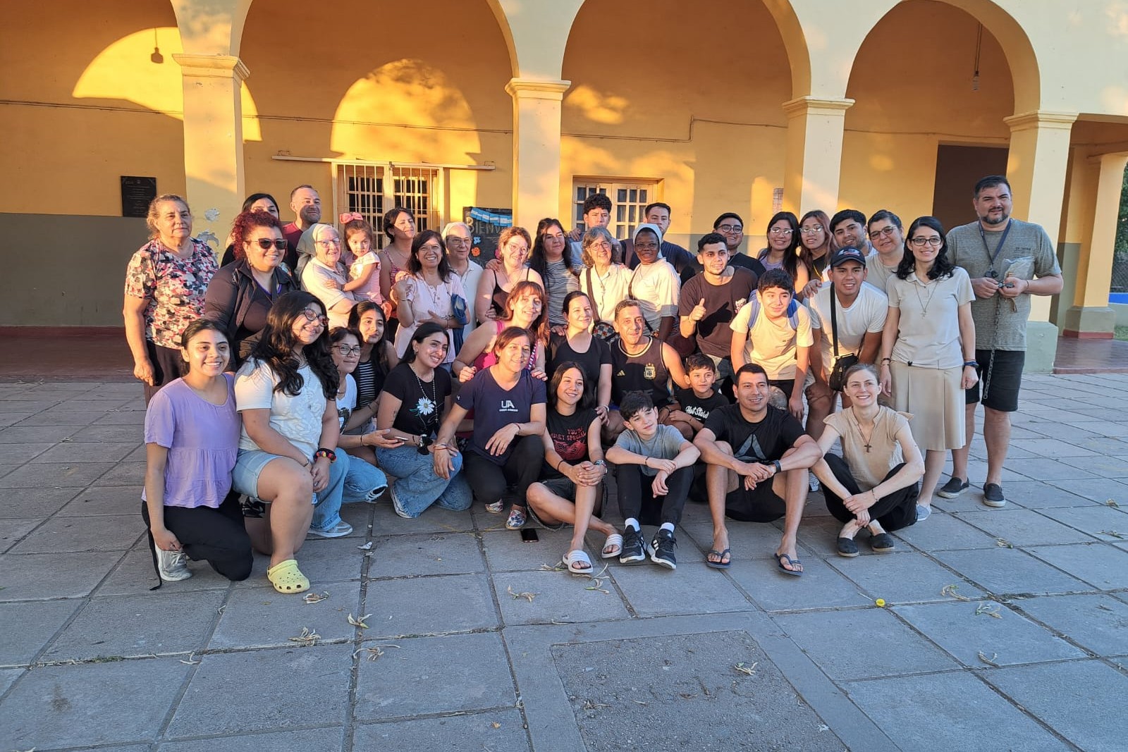 El grupo misionero Annunciata Cocchetti posa junto al padre Gustavo Orellana, momentos antes de dejar la comunidad de Media Naranja el  8 de febrero de 2025. (Foto: cortesía Maite Fernández)
