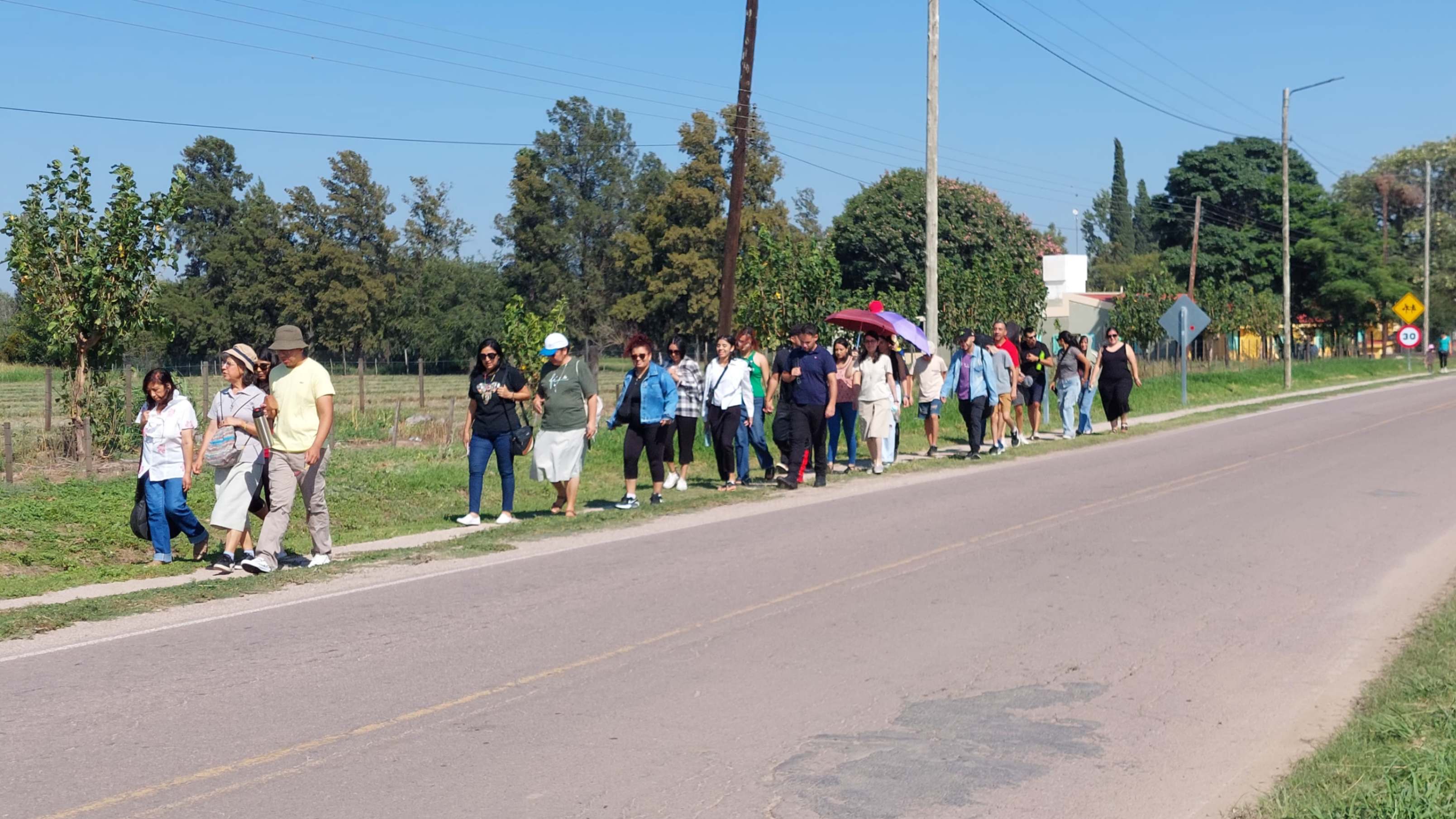 El grupo de misioneros se traslada temprano en la mañana a la parroquia Nuestra Señora de Luján, ubicada a varias cuadras de la escuela Martín Güemes —donde se alojaron y realizaron actividades vespertinas— para participar en la misa dominical del 2 de febrero de 2025. (Foto: cortesía Luis Prado)