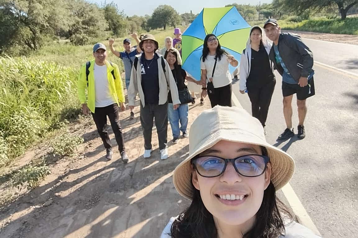 Al frente, Hna. Maite Fernández. Detrás, de izquierda a derecha: Nelson Gorosito, Diego Rodríguez, Mercedes Robles, Zoe Lazarte Fernández, Noelia Salto y Diego Abregú. Más atrás, Luis Prado, Hna. Ángela María Tomei y Nadia Romano. (Foto: cortesía Maite Fernández)