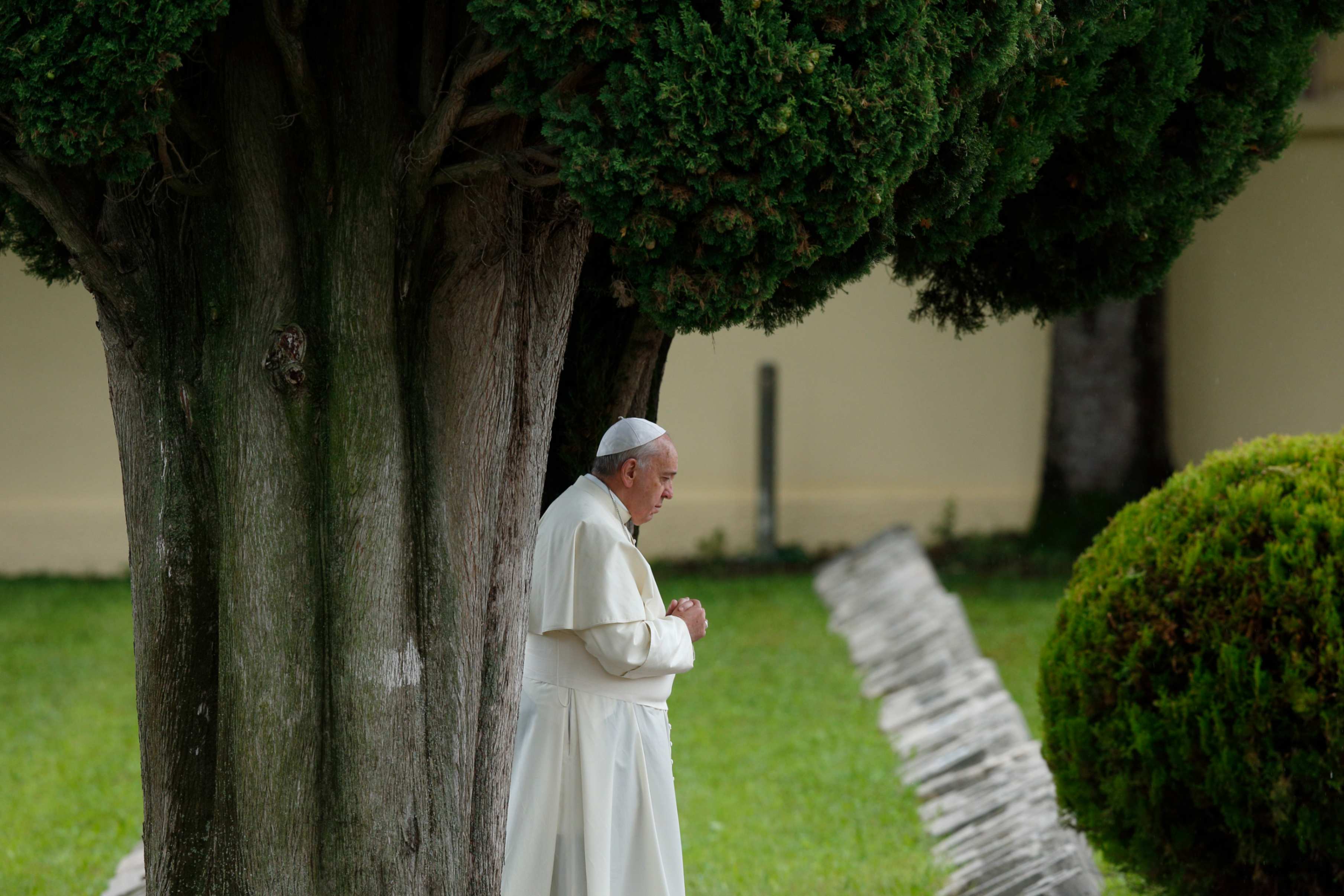En la fotografía, el papa Francisco (†) reza en un cementerio en Italia, el 13 de septiembre de 2014. El papa, en su encíclica Laudato Si', dijo que toda la creación está cantando en alabanza a Dios, pero las personas la están silenciando. (Foto: CNS/Paul Haring)