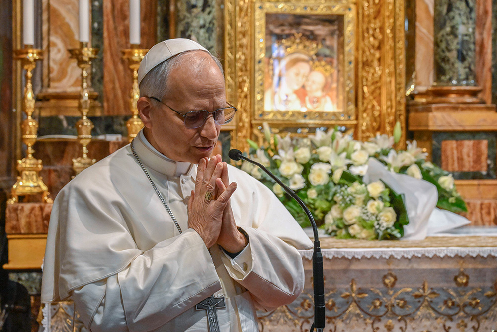 El papa León XIV preside las oraciones en el Santuario de Nuestra Señora del Buen Consejo en Genazzano, Italia, al sureste de Roma, el 10 de mayo de 2025. El santuario, con una famosa imagen de María, está dirigido por los hermanos agustinos, de la orden a la que pertenece el papa. (Foto: CNS/Vatican Media)