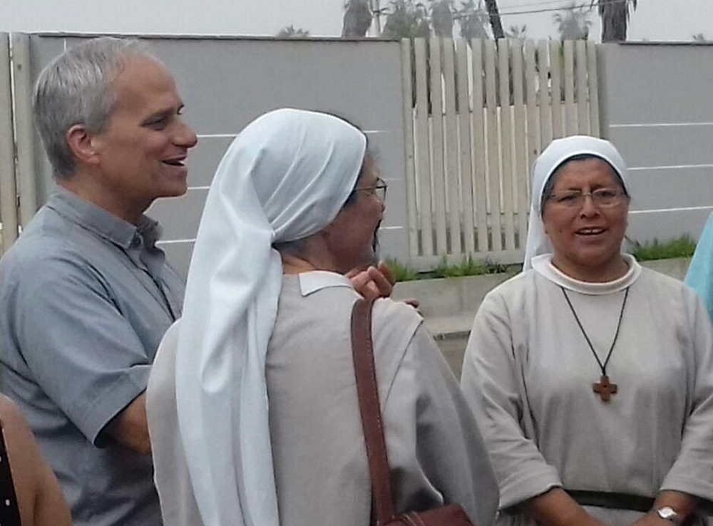 Como sacerdote agustino, el entonces padre Robert Francis Prevost Martínez pasó muchos años como misionero en Perú y también fue obispo de la diócesis de Chiclayo. En esta foto sin fecha visita a las hermanas agustinas en ese país latinoamericano. (Foto: OSV News/cortesía de la agustina Carmen Toledano)