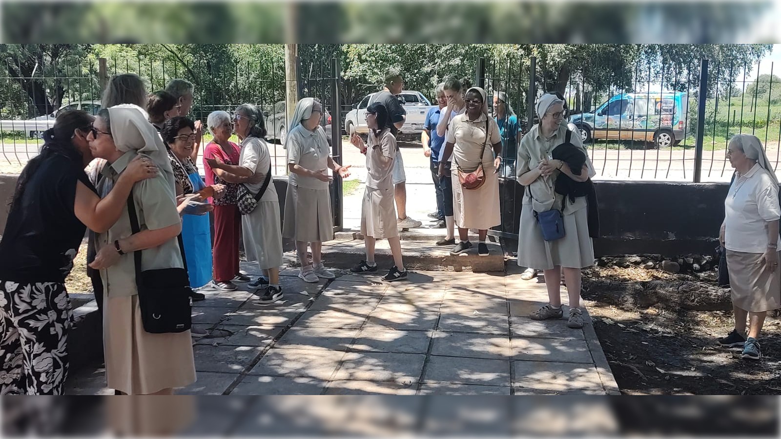 El 30 de enero de 2025 llegaron a Media Naranja las hermanas que acompañaron la misión, junto a la madre general, la madre vicaria y la delegada. De izquierda a derecha: Hna. Felisa Coronel, delegada de América Latina; Hna. Nélida Crivelli; madre vicaria Elvira Zanini; Hna. Maite Fernández; Hna. Nathalie Lubungu Kitumbu; madre general Margherita Penucchini; y Hna. Ángela María Tomei, recibidas por integrantes de la comunidad. (Foto: cortesía padre Gustavo Orellana)