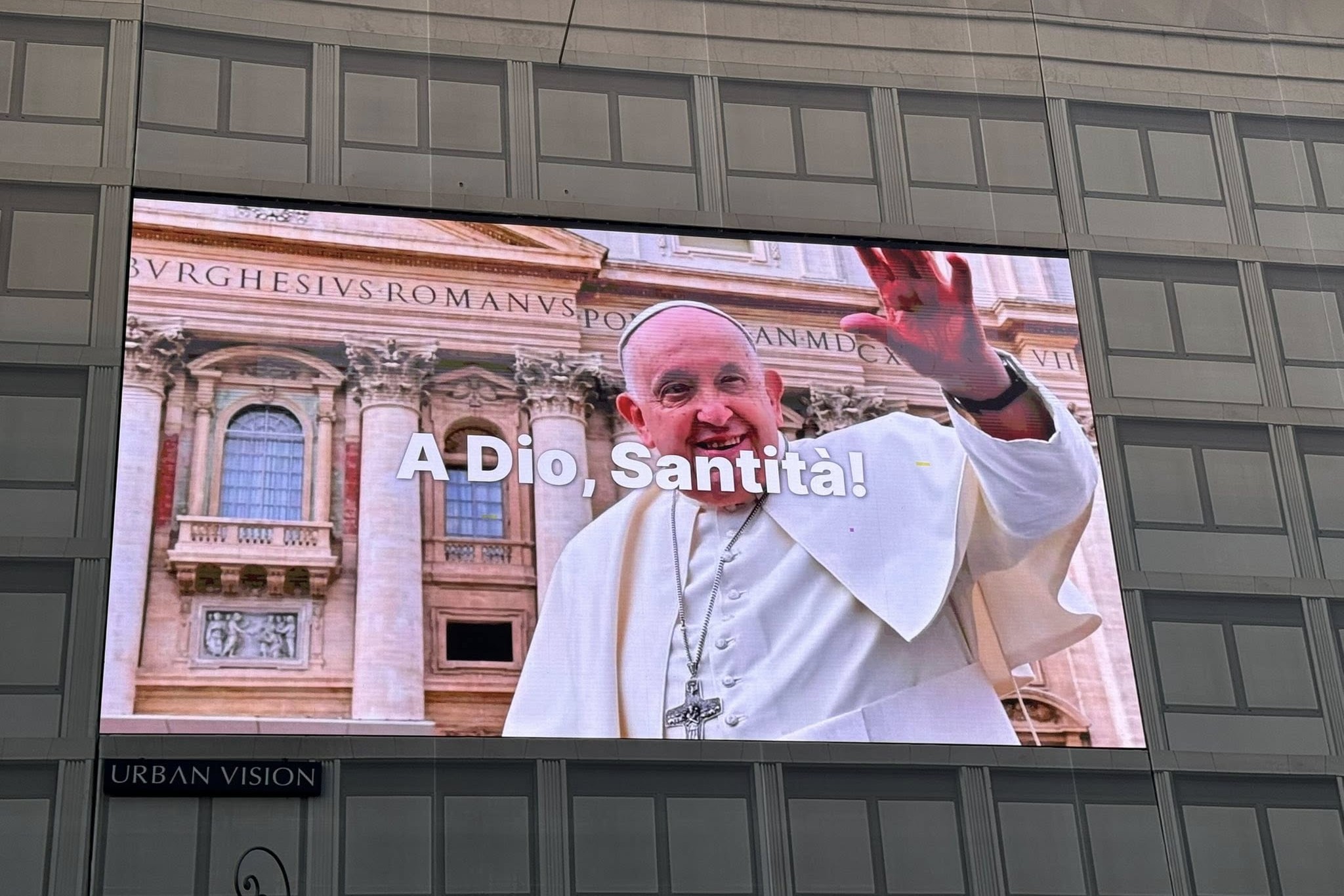 En un video proyectado en Roma, la imagen del papa Francisco aparece acompañada por la frase “A Dio, Santità!” (“¡Adiós, Santidad!”, en italiano). (Foto: GSR/Rhina Guidos)