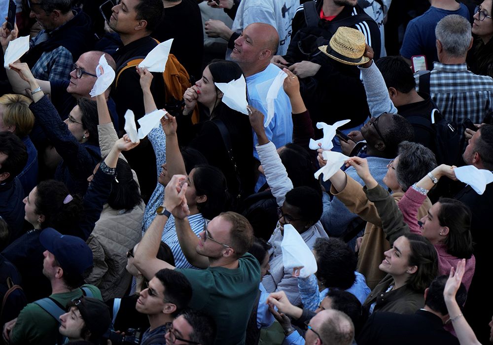  Mick Forgey   12:26 PM That's now resized and in the White elected folder  @Renée K. Gadoua   @Stephanie Yeagle  Vatican_Conclave_25128588045781.jpg People react as white smoke billows from the chimney of the Sistine Chapel where 133 cardinals gathered on the second day of the conclave to elect a successor to late Pope Francis, at the Vatican, on May 8, 2025. (AP photo/Luca Bruno)