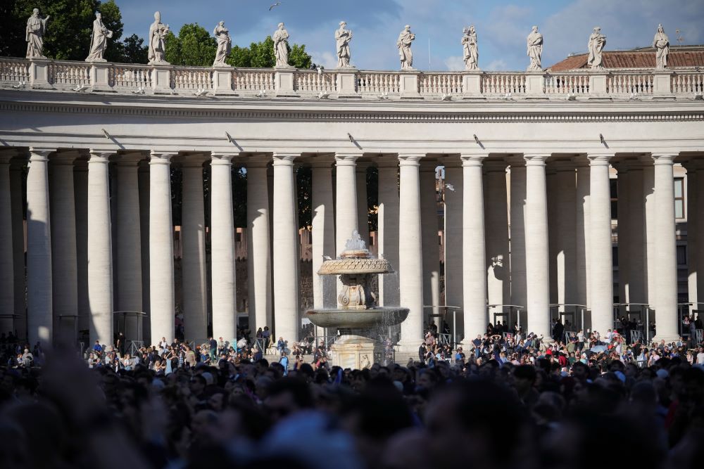 Faithful react after white smoke billowed from the chimney of the Sistine Chapel during the conclave to elect a new pope, at the Vatican, on May 8, 2025. (AP photo/Andrew Medichini)