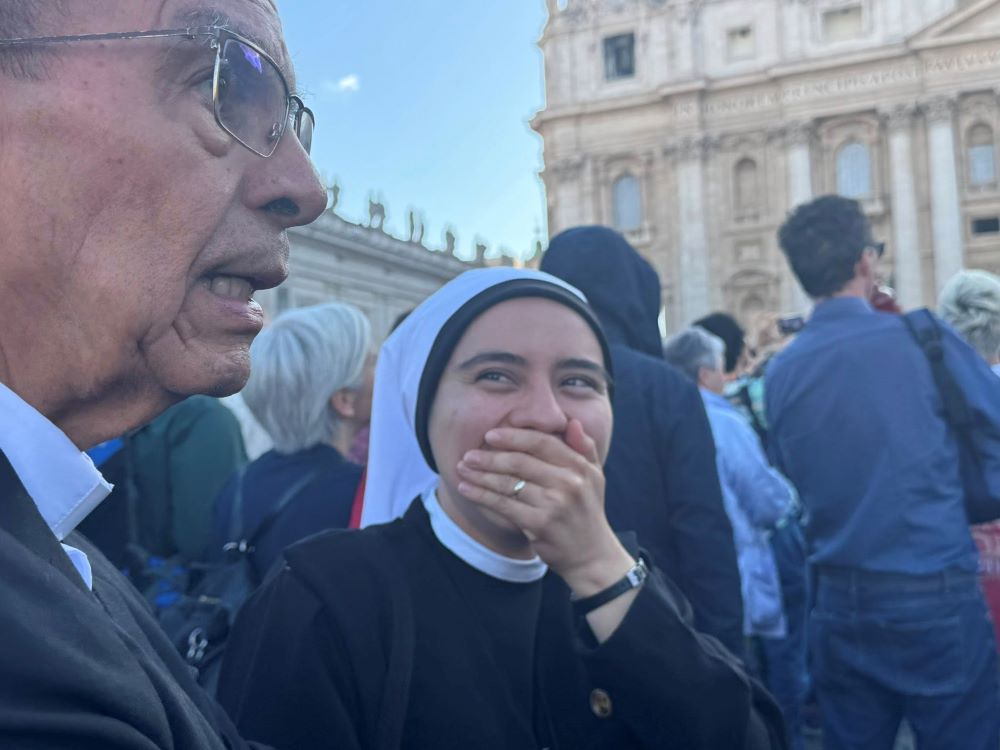Hna. Claudia Verenisse Blanco, de las Siervas de Dios en El Salvador, junto al cardenal Gregorio Rosa Chávez, de San Salvador, El Salvador, reacciona al ver salir el humo blanco de la Capilla Sixtina, lo que indica la elección de un nuevo papa, el 8 de mayo. (Foto: GSR/Rhina Guidos)