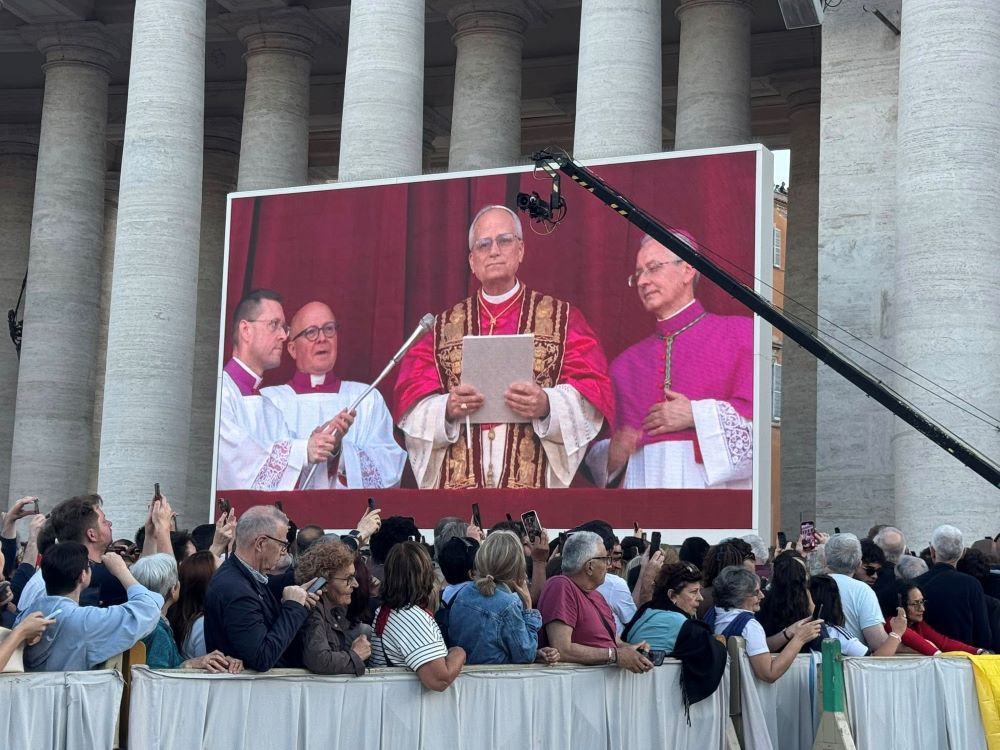Multitud reunida en la Plaza de San Pedro, en el Vaticano, durante la bendición urbi et orbi del papa León XIV, tras su elección el 8 de mayo de 2025. (Foto: GSR/Rhina Guidos)