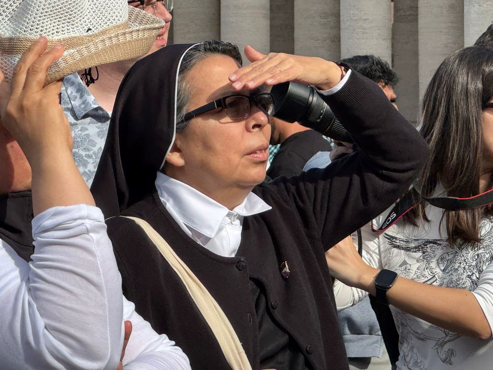 Una hermana latinoamericana espera en la Plaza de San Pedro después de que el humo blanco anunciara la elección de un nuevo papa en el Vaticano el 8 de mayo. (Foto: GSR/Rhina Guidos) 