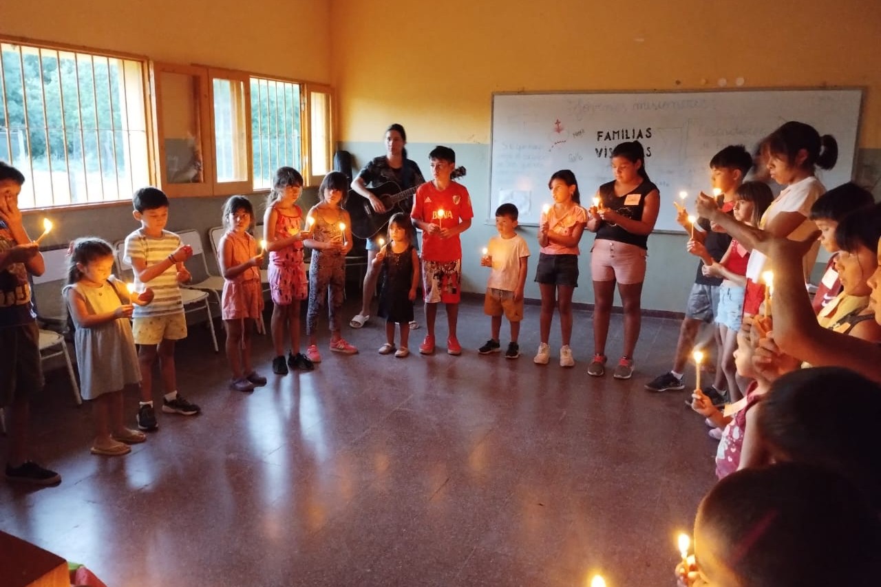 En una de las aulas acondicionadas como capilla, los misioneros y quienes acudían a la escuela podían rezar y compartir momentos de fraternidad ante Jesús Eucaristía. En la imagen, un encuentro con niños en el que se habló de Jesús como la luz en nuestras vidas. (Foto: cortesía Belén Heredia)