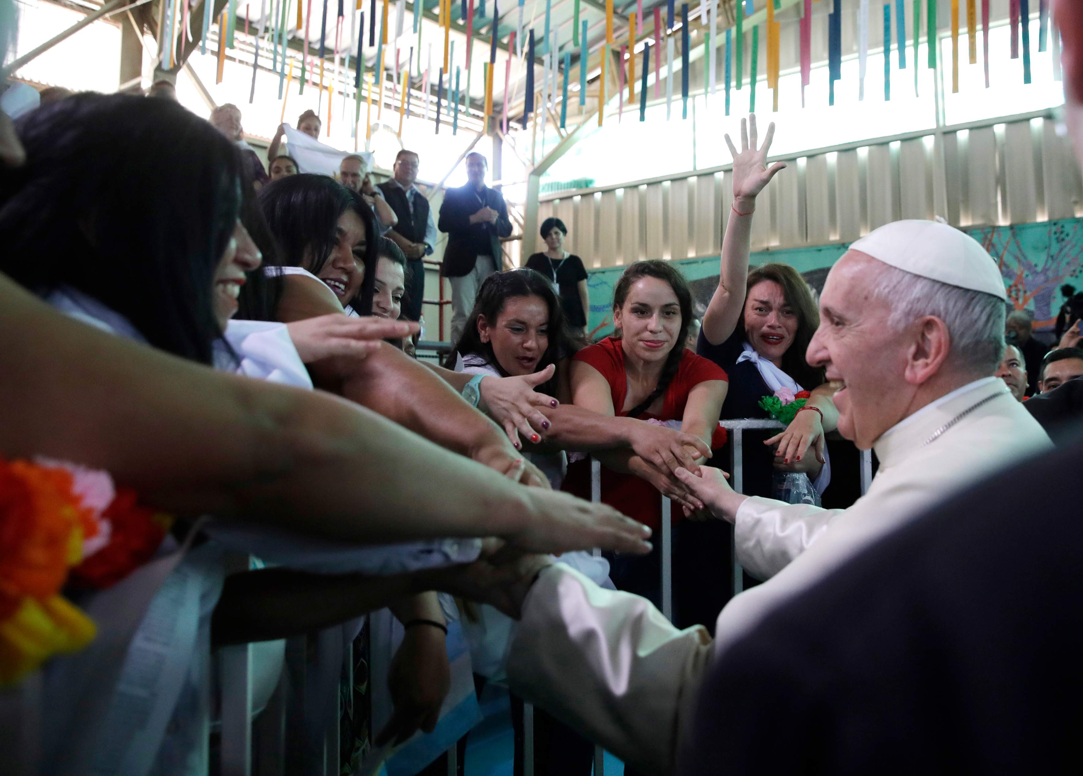 El papa Francisco saluda a reclusas en la cárcel de mujeres de San Joaquín, en Santiago de Chile, el martes 16 de enero de 2018. (Foto: AP/Alessandra Tarantino)