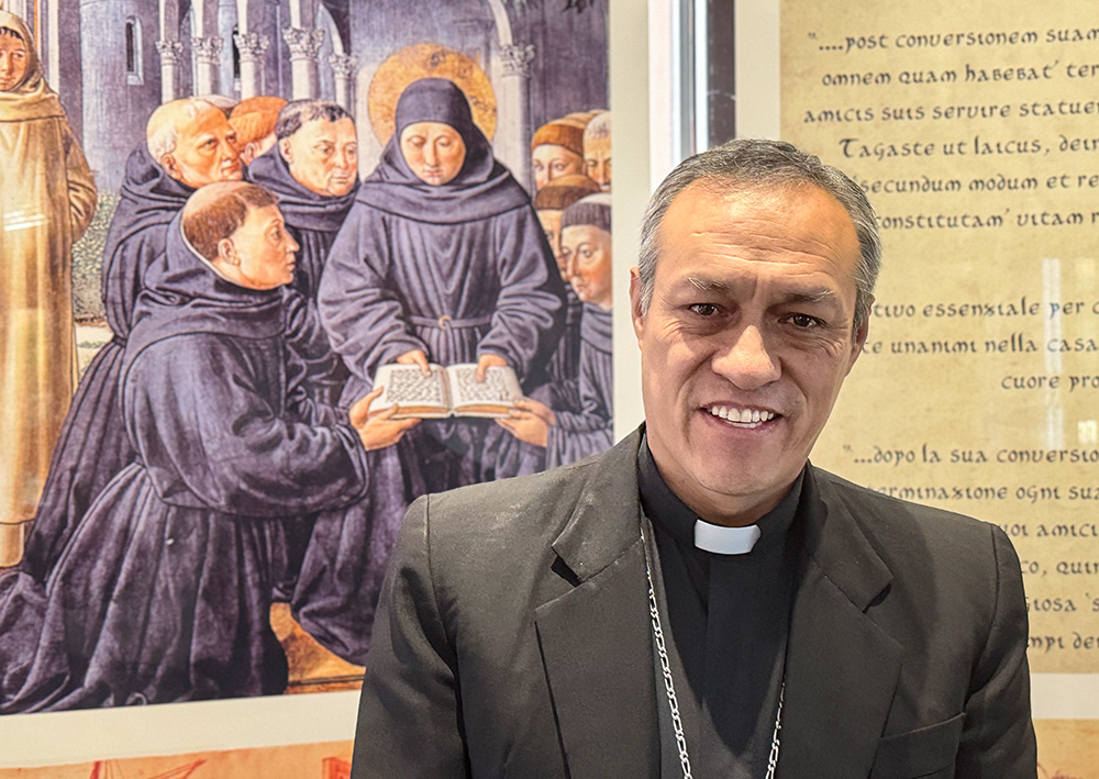 El obispo auxiliar de Cusco Lizardo Estrada Herrera posa delante de una imagen de san Agustín en el vestíbulo de la curia agustina, cerca de la basílica de San Pedro, el 10 de mayo de 2025. El papa ama Perú y no hay duda de que la vida como misionero agustino allí le marcó, al igual que otras experiencias de su vida, afirmó Estrada, secretario general del Celam. (Foto: GSR/Rhina Guidos)