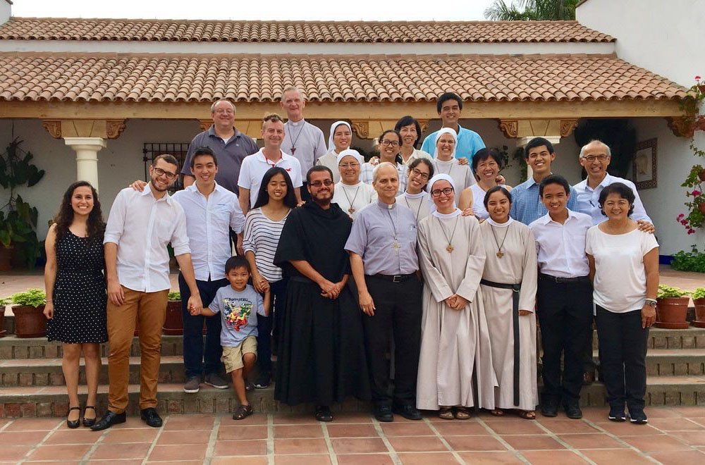 En esta imagen sin fecha en Perú, el cardenal Robert Prevost pasa tiempo con hermanas y colaboradores. (Foto: cortesía de sor Carmen Toledano)