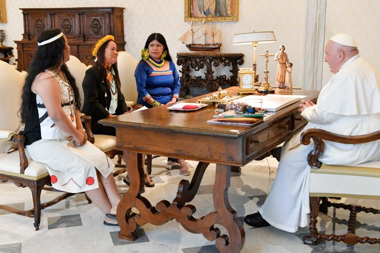La Hna. Laura Vicuña Pereira Manso, en audiencia privada con el papa Francisco (†) en junio de 2023, junto a Patricia Gualinga y Yésica Pitiachi, ambas laicas y líderes indígenas vinculadas a la Conferencia Eclesial de la Amazonía. (Foto: cortesía Vatican News)
