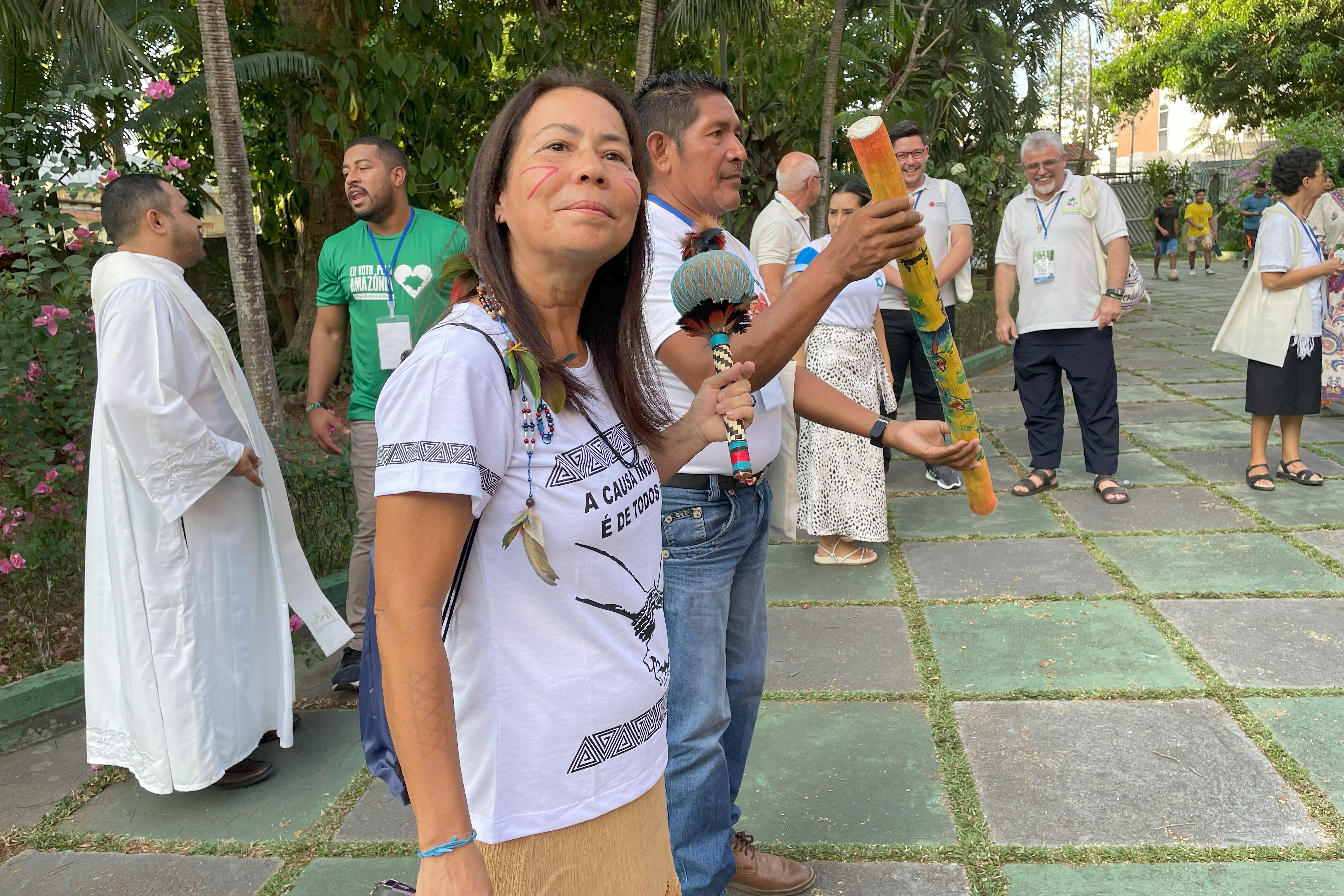 La Hna. Laura Vicuña Pereira Manso conserva muchas de sus costumbres ancestrales, que combina con su vocación religiosa, por eso lleva símbolos indígenas en su indumentaria. (Foto: Ángel Morillo)