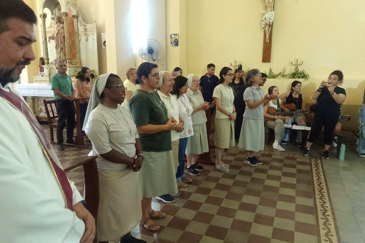 El 2 de febrero de 2025, durante la misa por el Día de la Vida Consagrada, se celebró la renovación de la consagración. De izquierda a derecha: padre Gustavo, Hna. Nathalie, Hna. Rosa Graça, Hna. Ángela María, Mercedes —laica consagrada de la familia carismática—, Hna. Catalina Zanotti, Hna. Maite y Hna. Nélida. (Foto: cortesía Maite Fernández)