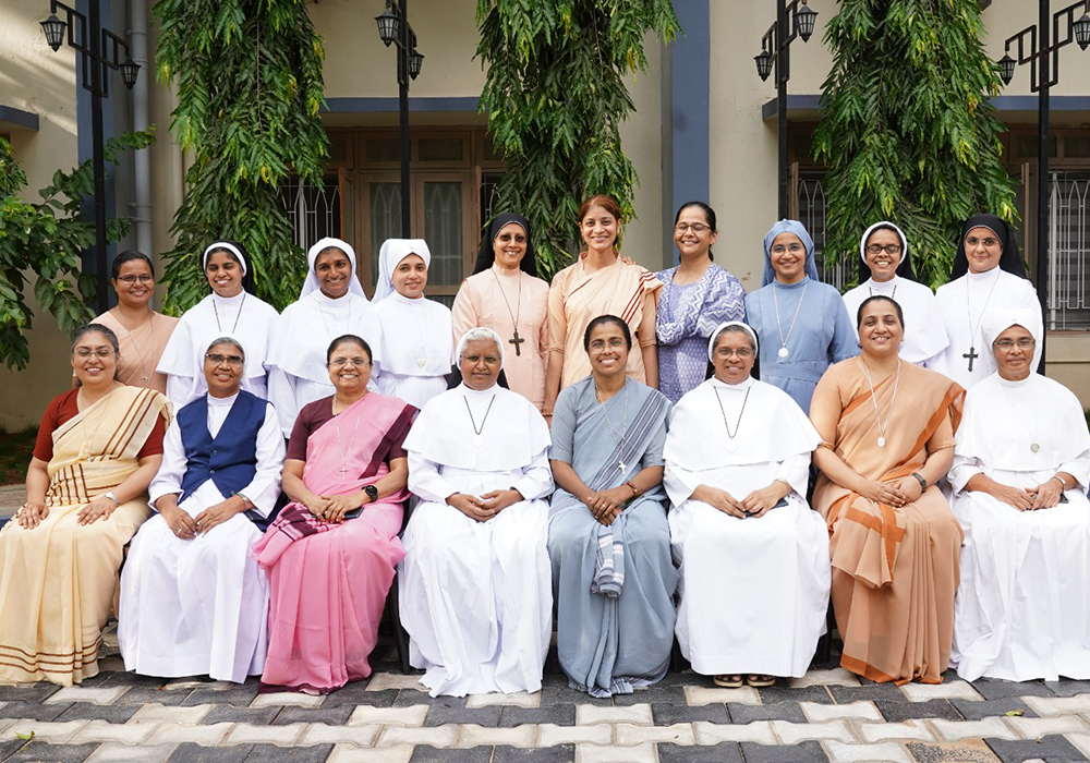 Veinte miembros clave de la red de salud mental Treasure, dirigida por hermanas, aparecen en la sede de la Asociación Católica de Hospitales de la India, del 5 al 7 de mayo de 2025 en Secunderabad, en el sur de la India. La Hna. Sally John, su fundadora, es la cuarta por la derecha, sentada. (Foto: cortesía Sally John)