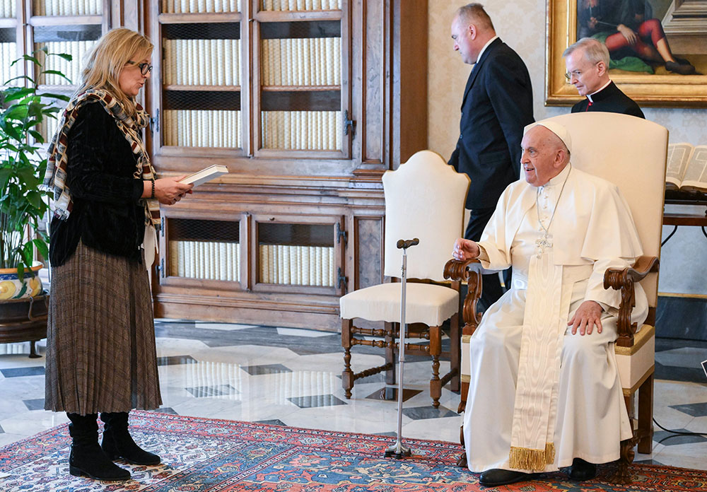 El papa Francisco escucha a la Hna. Maeve Heaney, directora del Centro Xavier de Teología de la Universidad Católica Australiana, que le habla en nombre de la Red Internacional de Sociedades de Teología Católica en la biblioteca del Palacio Apostólico en el Vaticano, el 10 de mayo de 2024. (Foto: CNS/Vatican Media)