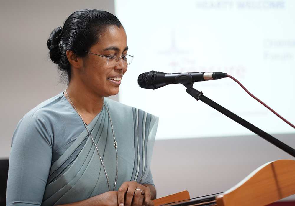 La Hna. Sally John, de las Hermanas de San Juan Bautista, se dirige a los miembros del grupo central de Treasure, una red de salud mental dirigida por hermanas, en la sede de la Asociación Católica de Hospitales de la India, en Secunderabad, al sur de la India. (Foto: cortesía Sally John)