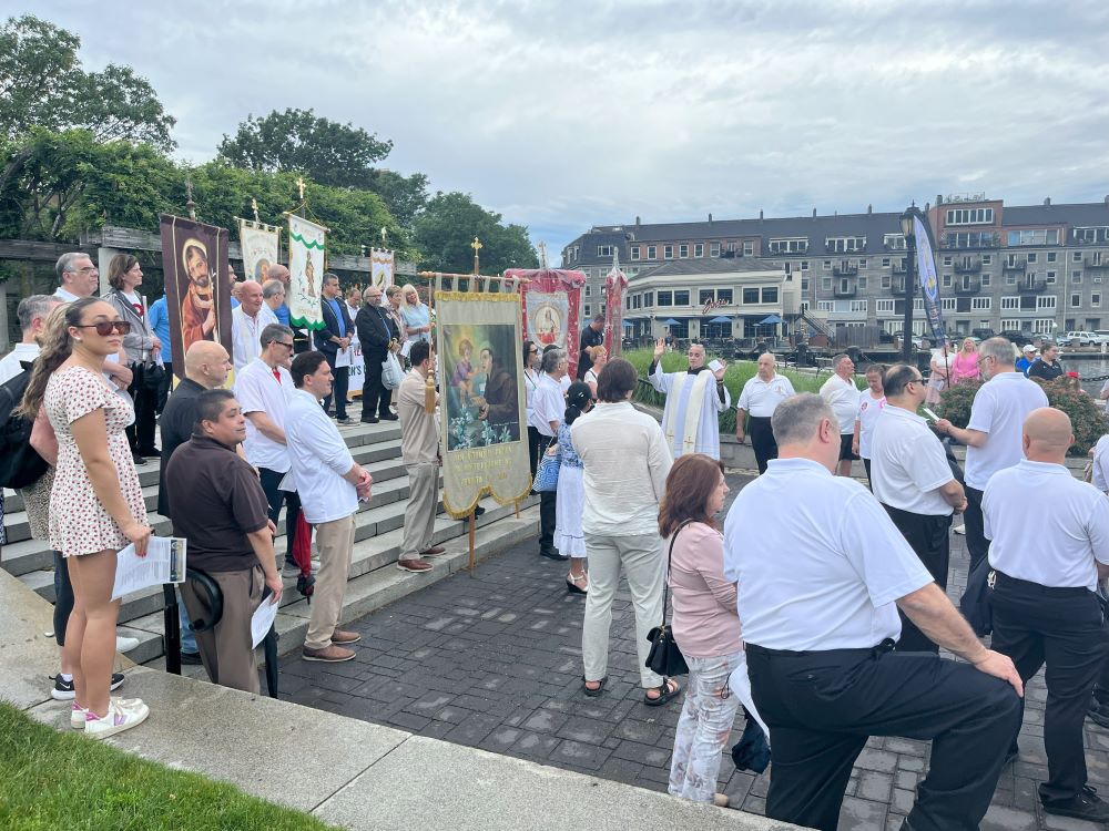 Franciscan Fr. Michael Della Penna led the crowd in the rosary before the boat arrived. Franciscan Fr. Michael Della Penna led the crowd in the rosary before the boat arrived.