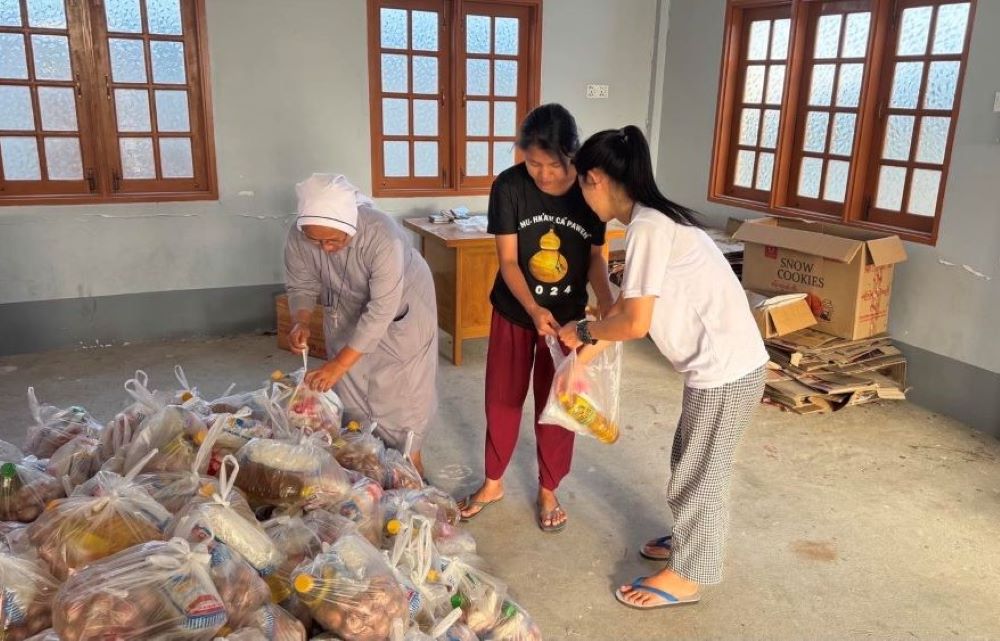 Sr. Apo and volunteers