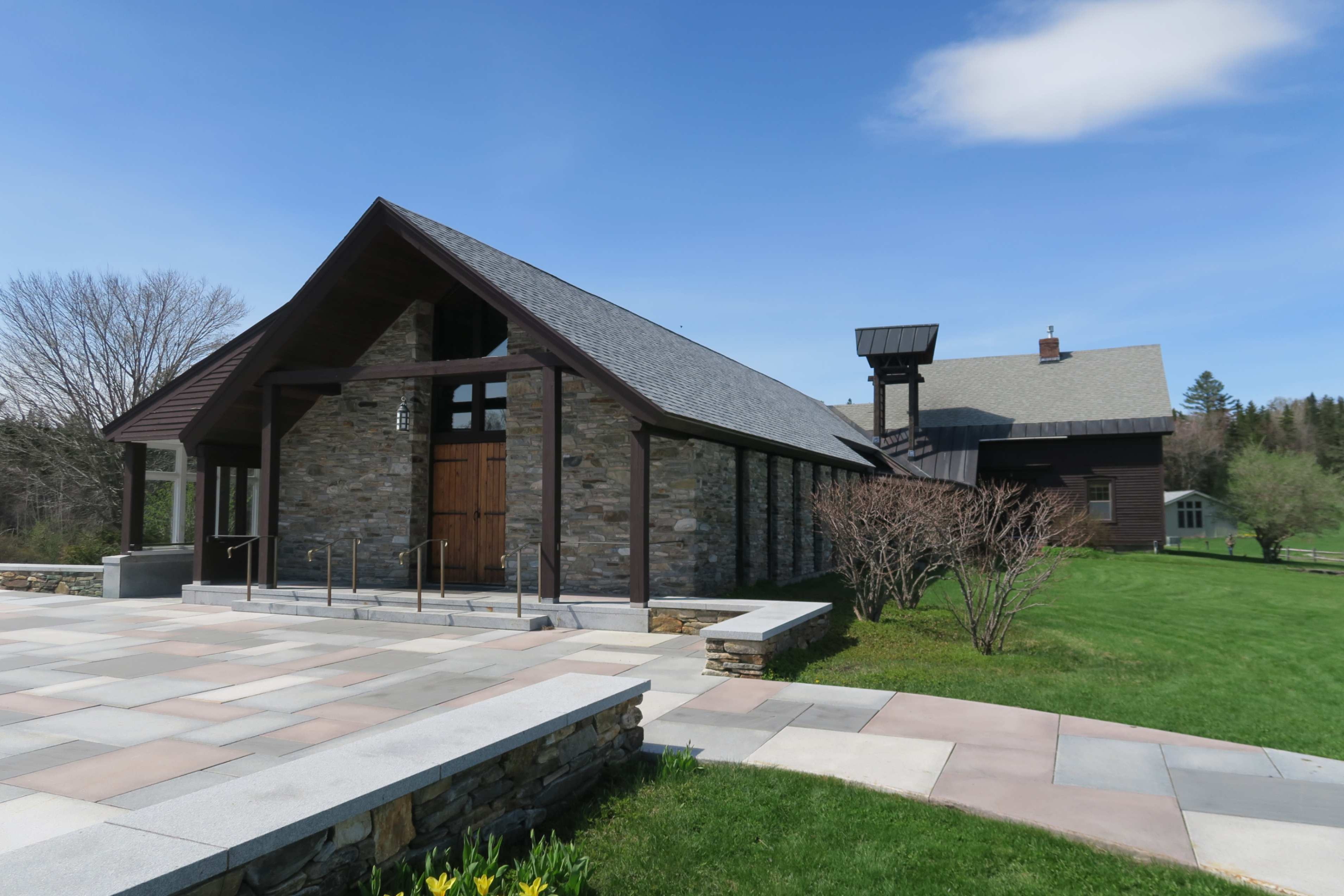 La capilla del monasterio Weston Priory en Weston, Vermont, Estados Unidos, ofrece un espacio de oración en medio de la naturaleza. (Foto: Wikimedia Commons/ John Phelan)
