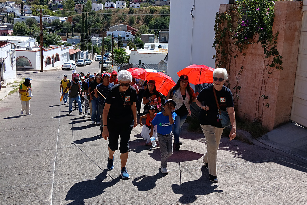 La Hna. Diana De Bruin, de la Congregación de San Francisco de Asís, Milwaukee [Estados Unidos], y la hermana dominica Gemma Doll encabezaron una procesión de migrantes por Nogales, Sonora, México, para celebrar la Jornada Mundial del Migrante y del Refugiado el 29 de septiembre de 2024. (Foto: cortesía Kino Border Initiative)