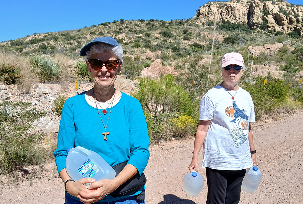 La Hna. Diana De Bruin, de las Hermanas de San Francisco de Asís, Milwaukee, y la hermana dominica Gemma Doll dejan agua y comida en el desierto de Sonora, junto a una ruta que sospechan es utilizada por migrantes. (Foto: cortesía Kino Border Initiative)