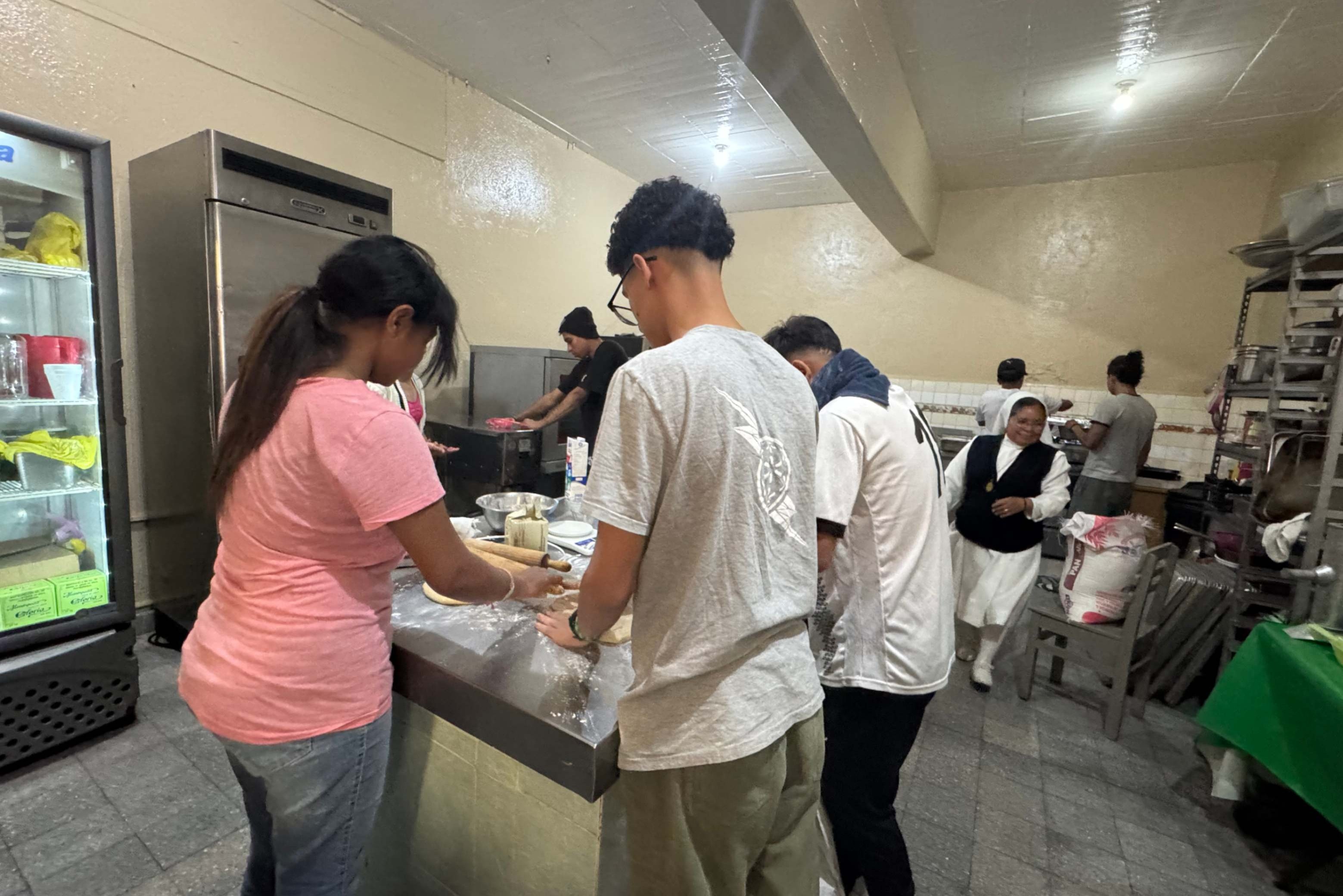 Un grupo de jóvenes hace pan en Cafemín, un albergue para mujeres y familias en Ciudad de México. (Foto:  GSR/ Rhina Guidos)