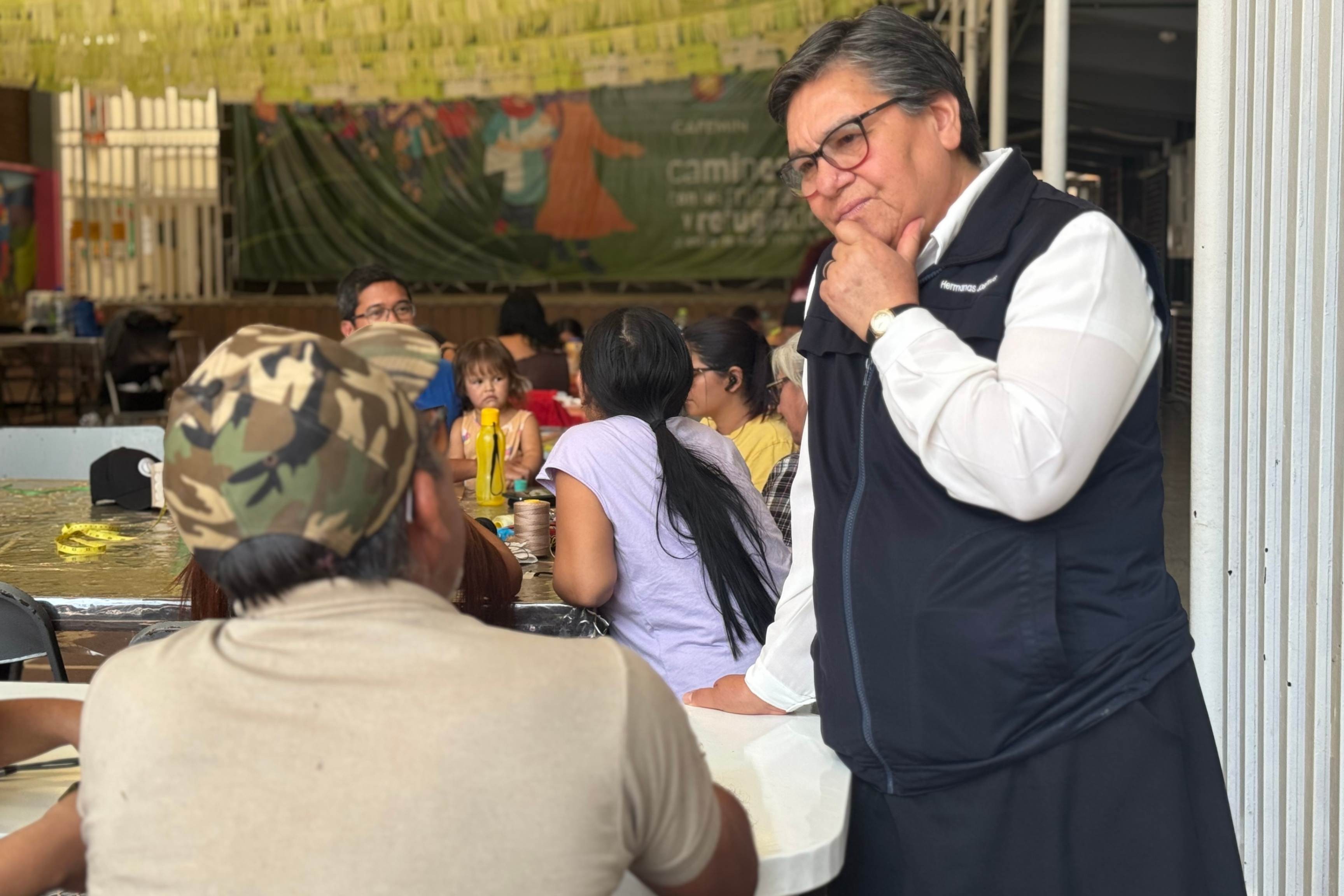La Hna. María Magdalena Silva Rentería escucha a un hombre que busca trabajo, el 1 de abril de 2025. Los migrantes llegan a Cafemin, un albergue para mujeres y familias migrantes en Ciudad de México. (Foto: GSR/ Rhina Guidos)