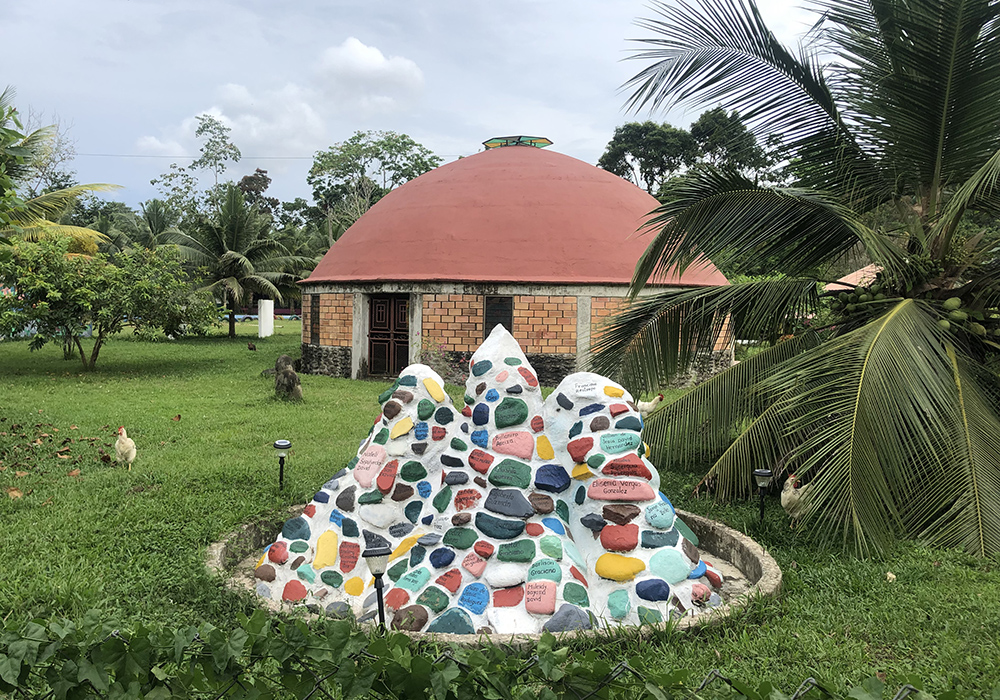 Una cúpula conmemorativa con un monumento honra a los muertos de la Comunidad de Paz de San José de Apartadó, Colombia. (Foto: Tracy L. Barnett)