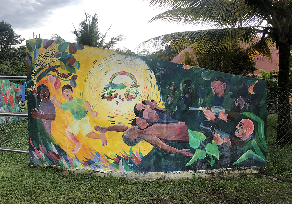 Diversos murales rodean a la Comunidad de Paz de San José de Apartadó. (Foto: Tracy L. Barnett)