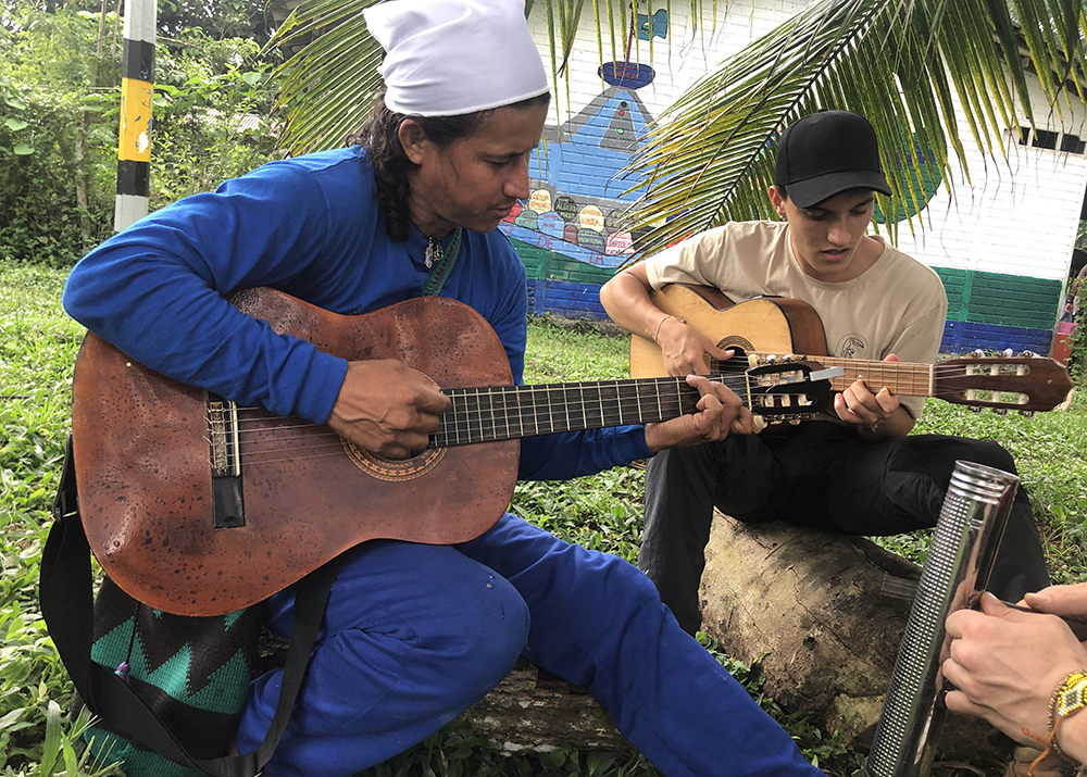 Bladimir Arteaga, Blacho, como se le conoce cariñosamente, aparece en la foto con Alén Inti Madaune, productor de videos y colaborador de GSR, quien también es músico, el 25 de marzo de 2025, en la Comunidad de Paz de San José de Apartadó, Colombia. (Foto: Tracy L. Barnett)