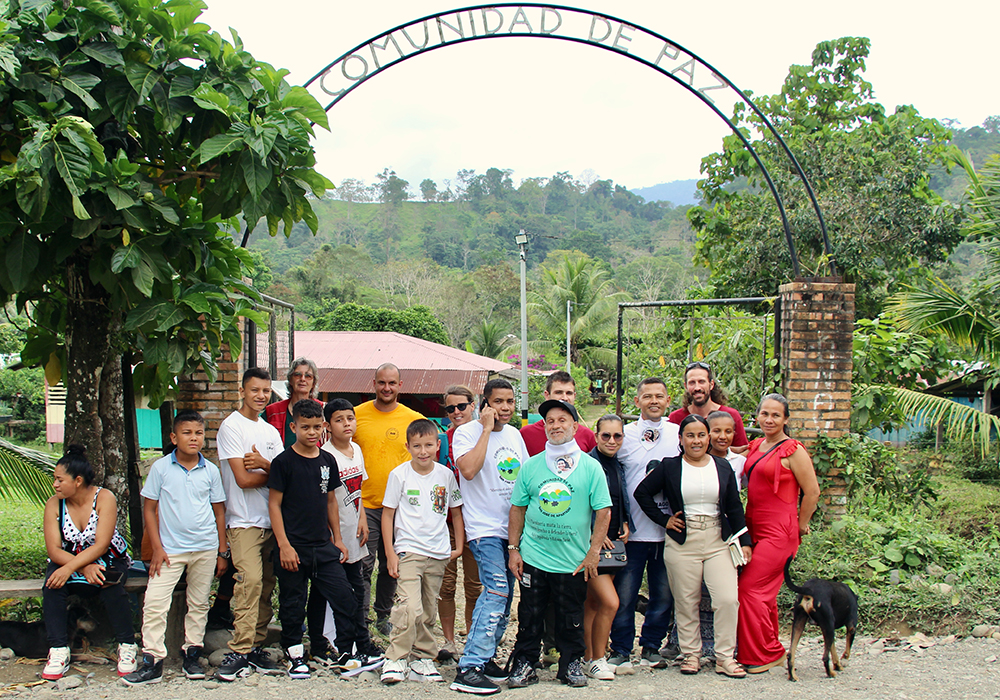 En la entrada a la Comunidad de Paz de San José de Apartadó, Colombia,  un grupo espera un autobús. (Foto: Tracy L. Barnett)