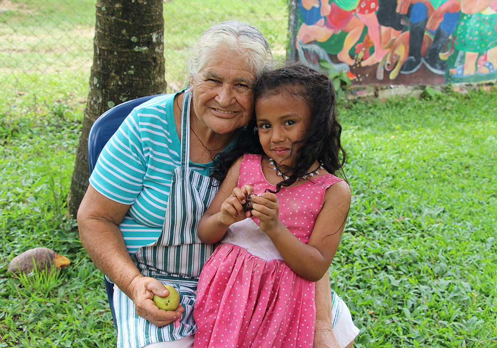 Brígida González aparece en la foto con su nieta, Evelyn, en la Comunidad de Paz de San José de Apartadó, Colombia. (Foto: Tracy L. Barnett)